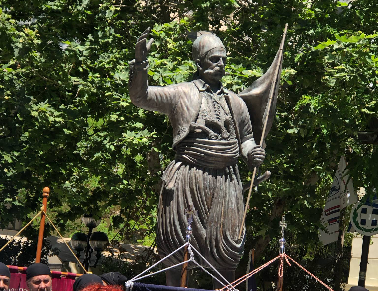 Ο Επικεφαλής του Συνδυασμού “Συνεχίζουμε Μαζί” στα αποκαλυπτήρια του Αγάλματος Αρχιστρ.Πετρου Μαυρομιχάλη